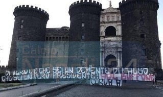 Napoli, striscioni choc di contestazione al presidente Aurelio De Laurentiis in città all'esterno del Maschio Angioino