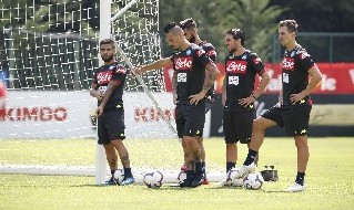 I calciatori del Napoli durante l'allenamento