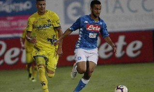 Adam Ounas in azione contro il Chievo Verona