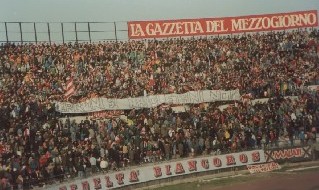 Striscione barese allo stadio San Nicola: "Terroni sì, napoletani no!"