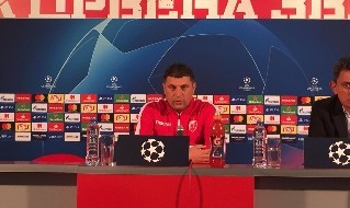 Milojevic in conferenza stampa (allenatore Stella Rossa)