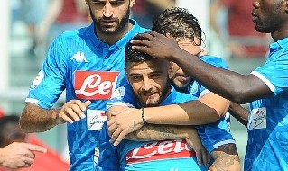 Insigne abbracciato dai compagni a Torino