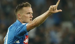 Piotr Zielinski esulta dopo un gol con il Napoli