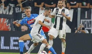 Pjanic in azione con la maglia della Juventus contro il Napoli