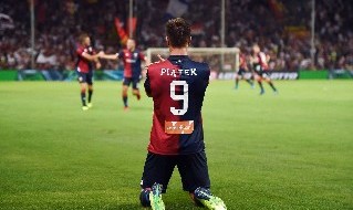 Krzysztof Piatek esulta con la maglia del Genoa