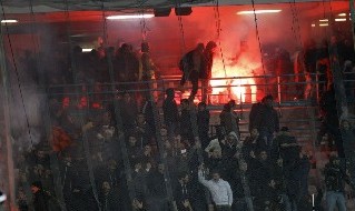 Tifosi della Roma nel settore ospiti dello Stadio San Paolo (Napoli)