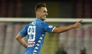 Arkadiusz Milik esulta con la maglia del Napoli