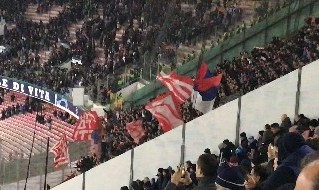 Tifosi Stella Rossa allo stadio San Paolo in SSC Napoli - Crvena Zvezda