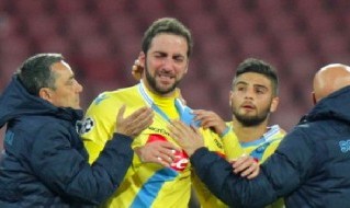 Gonzalo Higuain in lacrime e Lorenzo Insigne in SSC Napoli - Arsenal