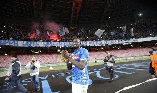 Kalidou Koulibaly con la maglia del Napoli sotto la Curva