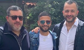 Lorenzo Insigne, attaccante e capitano del Napoli, con i suoi nuovi agenti Mino e Vincenzo Raiola