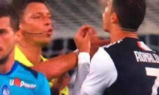 Cristiano Ronaldo ammonito per proteste con l'arbitro Rocchi
