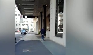 Maurizio Sarri all'esterno dell'Hotel Palazzo Parigi
