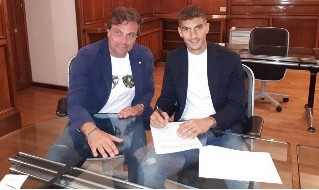 Firma contratto Giovanni Di Lorenzo col ds Napoli Cristiano Giuntoli