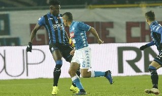 Duvan Zapata in azione contro il Napoli