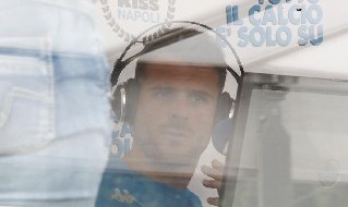 Orestis Karnezis intervistato al truck di Kiss Kiss Napoli