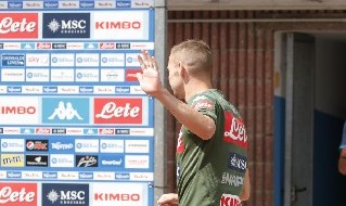 Marko Rog, centrocampista, saluta il Napoli a Dimaro. Foto: Ciro De Luca