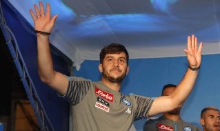 Kostas Manolas è un calciatore greco, difensore del Napoli e della Nazionale