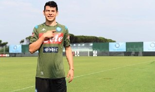 Hirving Lozano a Castel Volturno con la maglia della SSC Napoli