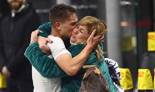 Sebastiano Esposito esulta con la mamma