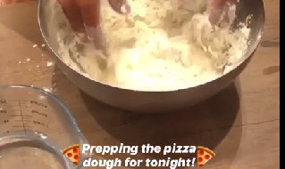 Demme prepara la pizza
