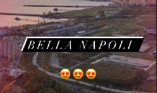 Ghoulam ammira il panorama di Napoli