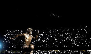 Statua di Maradona a Napoli De Laurentiis