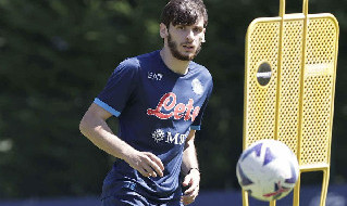 Kvaratskhelia in allenamento a Dimaro