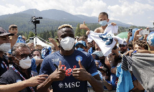Victor Osimhen autografi tifosi Dimaro