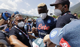 Osimhen autografi Dimaro tifosi