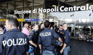 Tifoso Ajax accoltellato Napoli