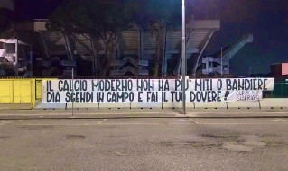 Salernitana striscione tifosi contro Dia