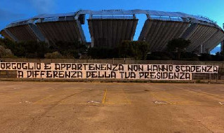 Striscione ultras Bari De Laurentiis