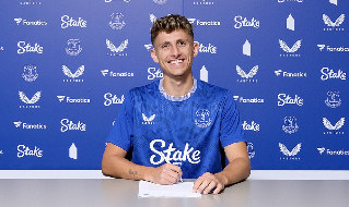 Jesper Lindstrom firma con l'Everton: è ufficiale