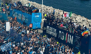 Lungomare di Napoli, festa scudetto col bus scoperto